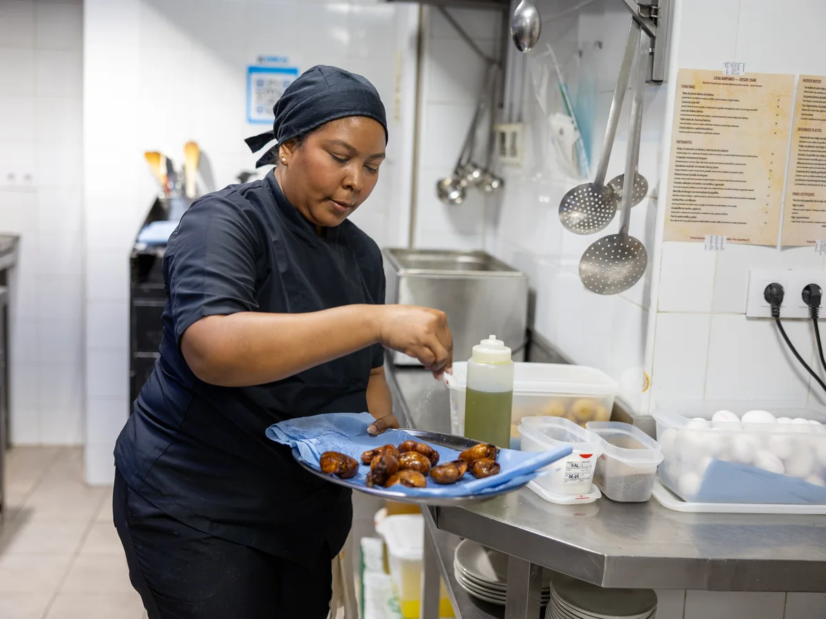 Equipo de cocina de Casa Amparo emplatando croquetas con salsas