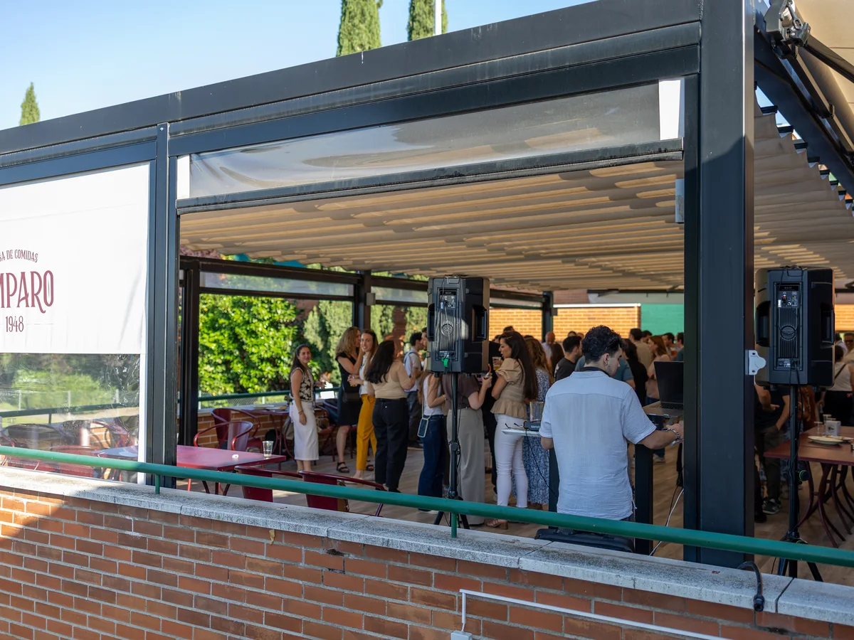 Evento privado en la terraza de Casa Amparo 1948 con invitados al atardecer