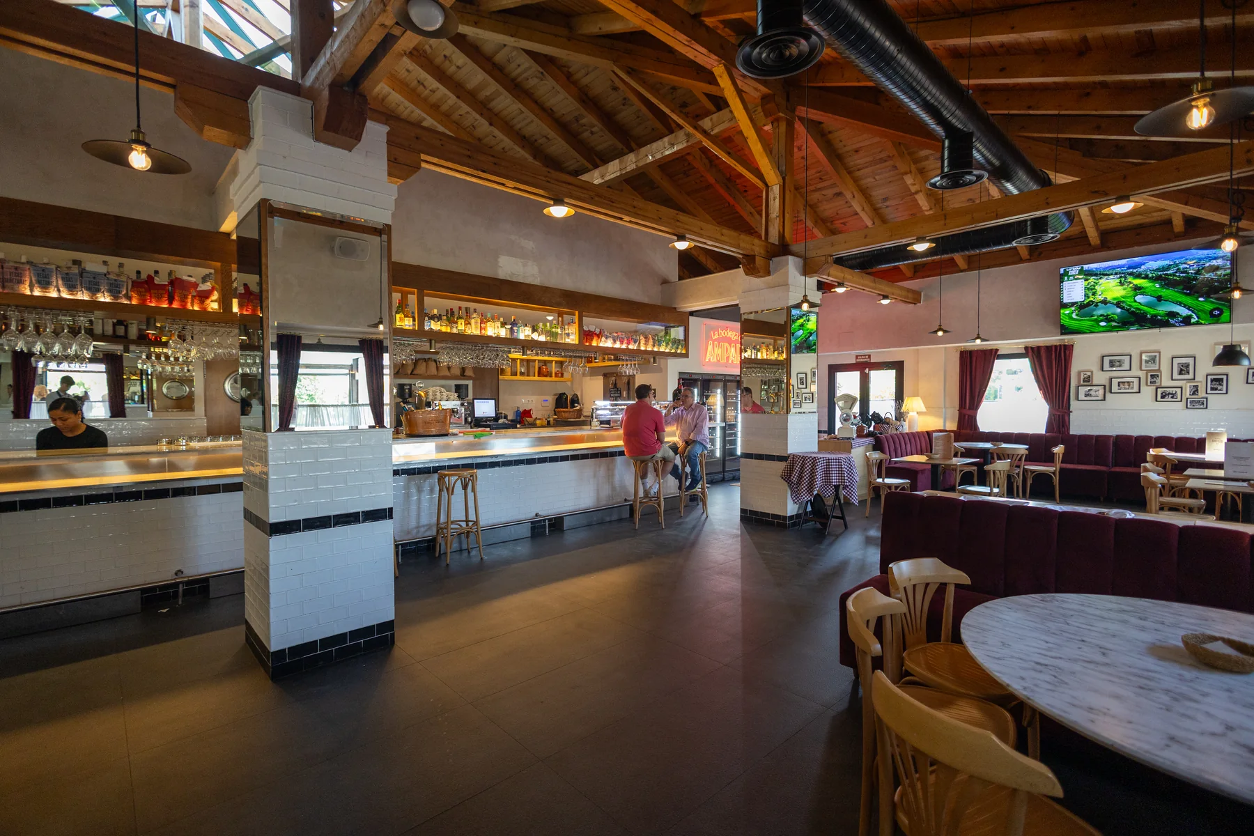 Salón Principal de Casa Amparo 1948 con vigas vistas, barra y bodega de vinos al fondo