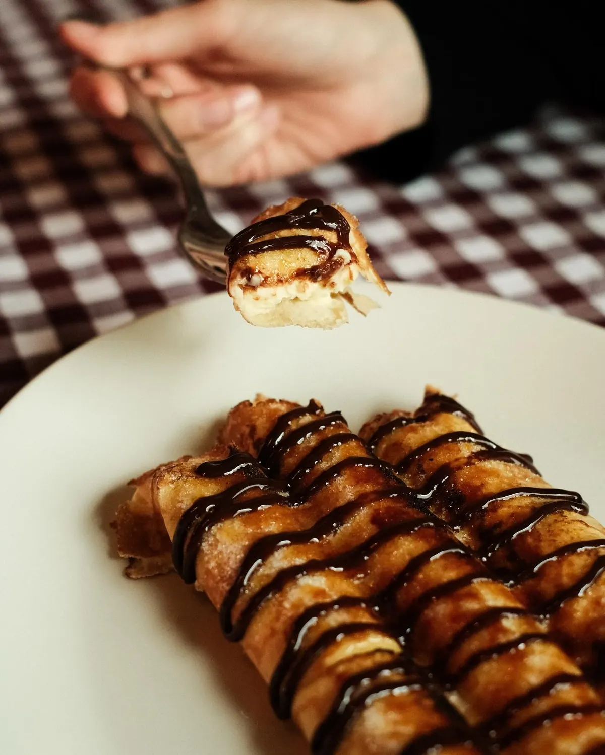 Dulce casero bañado en chocolate, recién servido