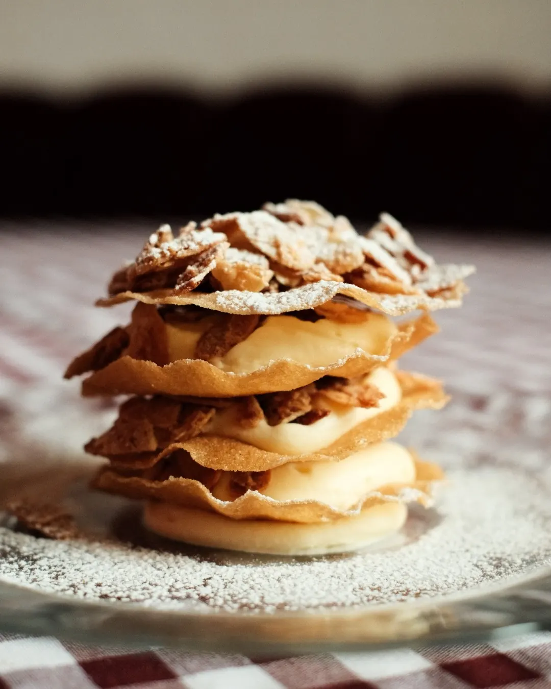 Torre de tortitas caseras con azúcar glas y almendra