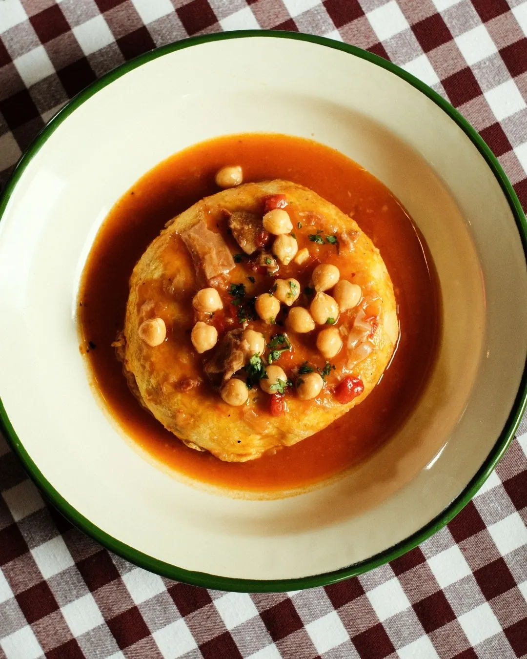Guiso de garbanzos servido en plato hondo
