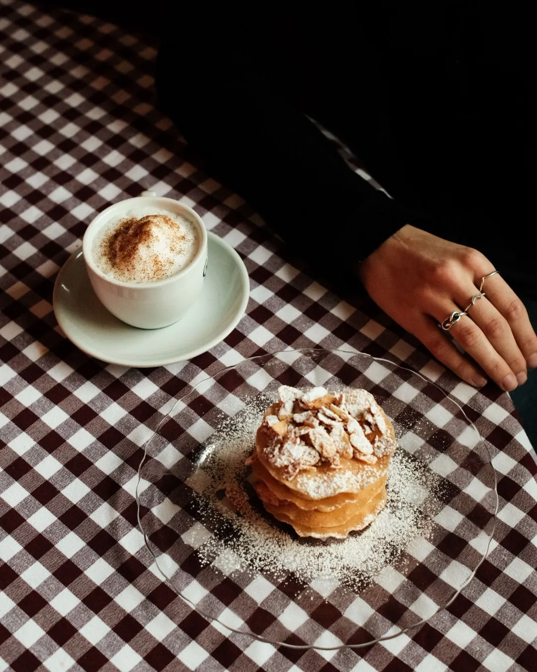 Café recién hecho con un profiterol de nata