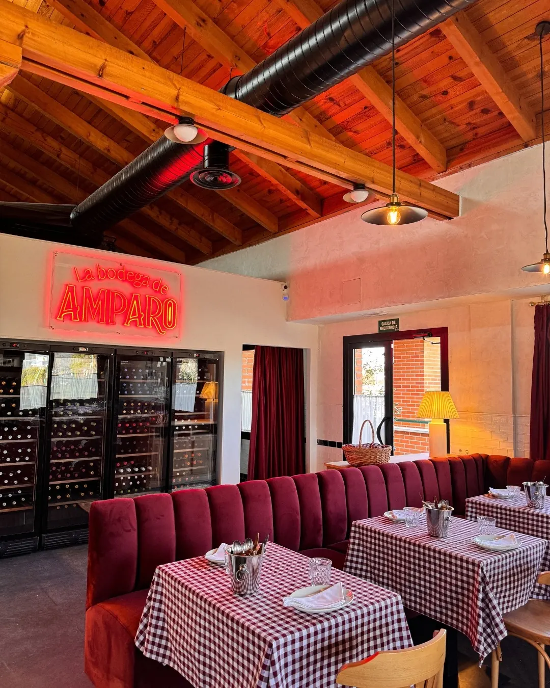 Comedor de techos de madera y luz cálida