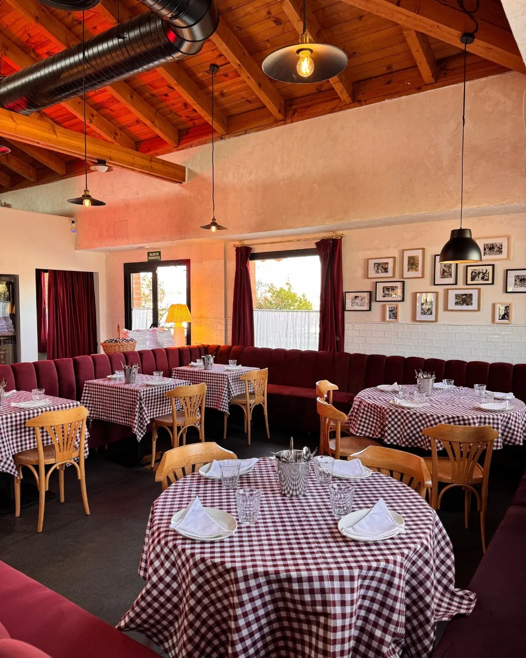 Vista del comedor de Casa Amparo, listo para el servicio