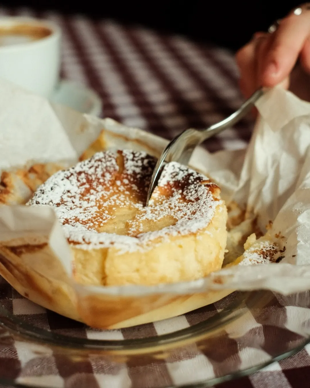 Pastel salado recién horneado, servido a la mesa