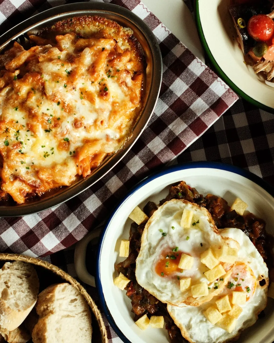 Pasta gratinada, dorada y recién hecha